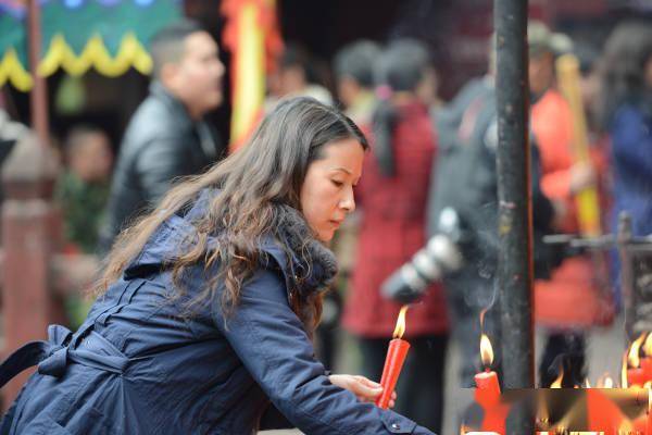 梦见向给死人上香(梦到给死人上香是什么意思)