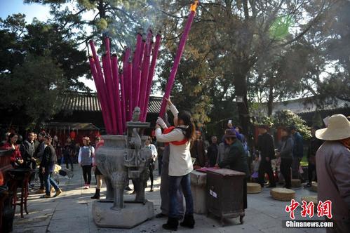 农历春节第一天,众多家长带着孩子,来到云南建水文庙烧香,以求学业有