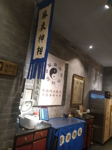 麻衣神相算命摊又让我想起了父亲在我小时候说过的几个麻衣神相的相面