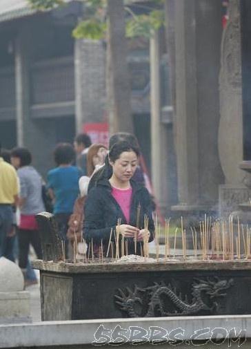 庙上上香把胳膊烫伤(上香被烫胳膊了有什么说法)